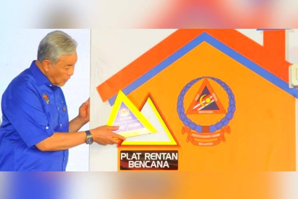 Contoh Plat Rentan Bencana yang sebelum ini dirasmikan oleh Timbalan Perdana Menteri, Datuk Seri Dr Ahmad Zahid Hamidi di Johor pada Sabtu.