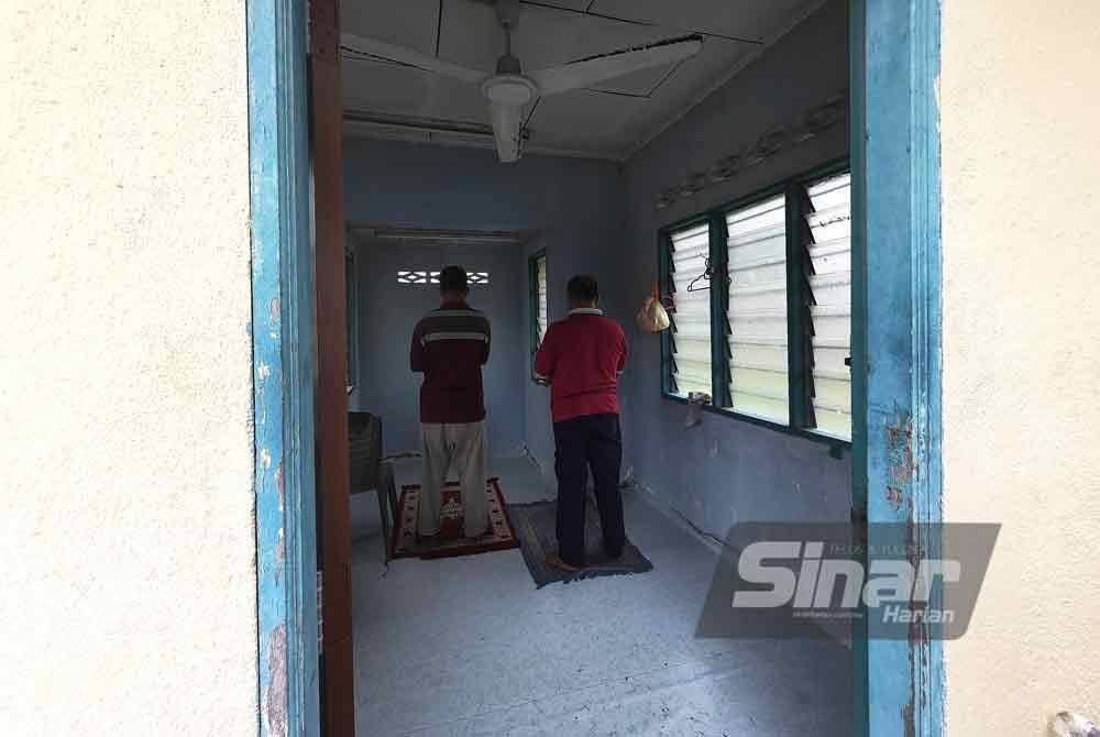 Surau awam di Pekan Chengkau boleh membuatkan kira-kira lapan jemaah pada satu-satu masa.
