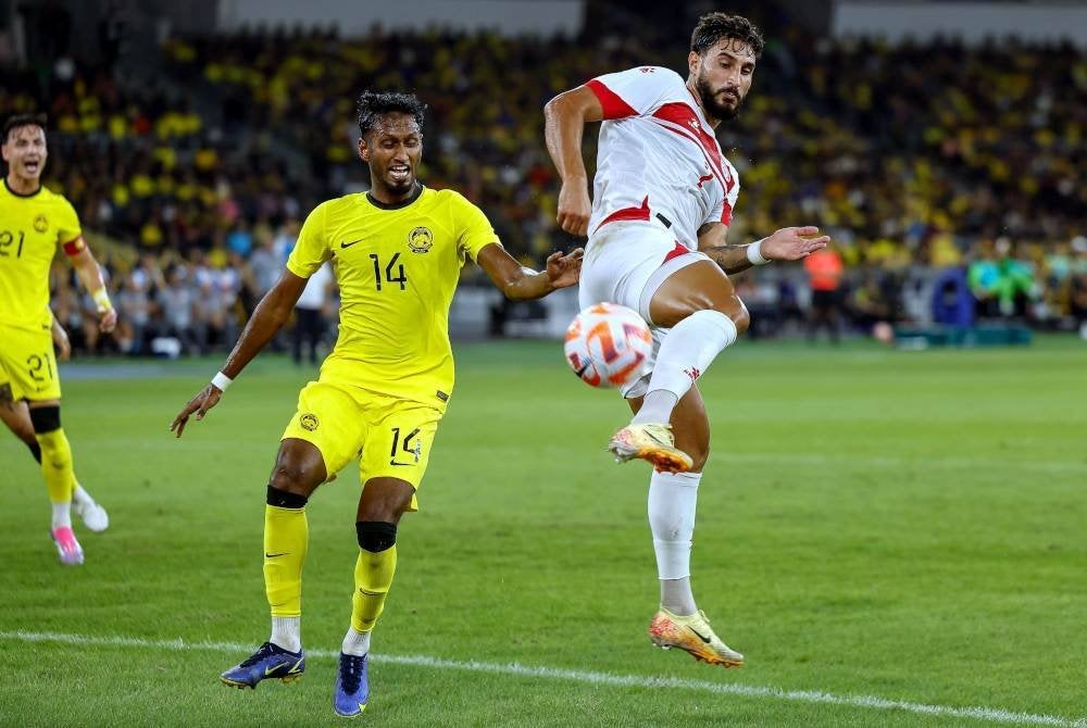 Aksi Syamer (kiri) cuba mengawal pergerakan pemain Lubnan Karim Darwich (kanan) pada perlawanan akhir Pesta Bola Merdeka Kuala Lumpur 2024 di Stadium Nasional Bukit Jalil. Foto Bernama