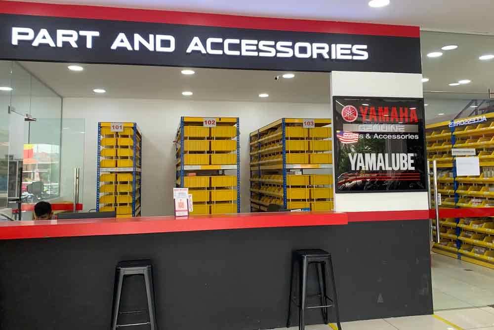 Kaunter jualan alatan dan aksesori motor di Pusat servis di GT- MAX Yamaha Lifestyle Zone, Sri Muda, Shah Alam.