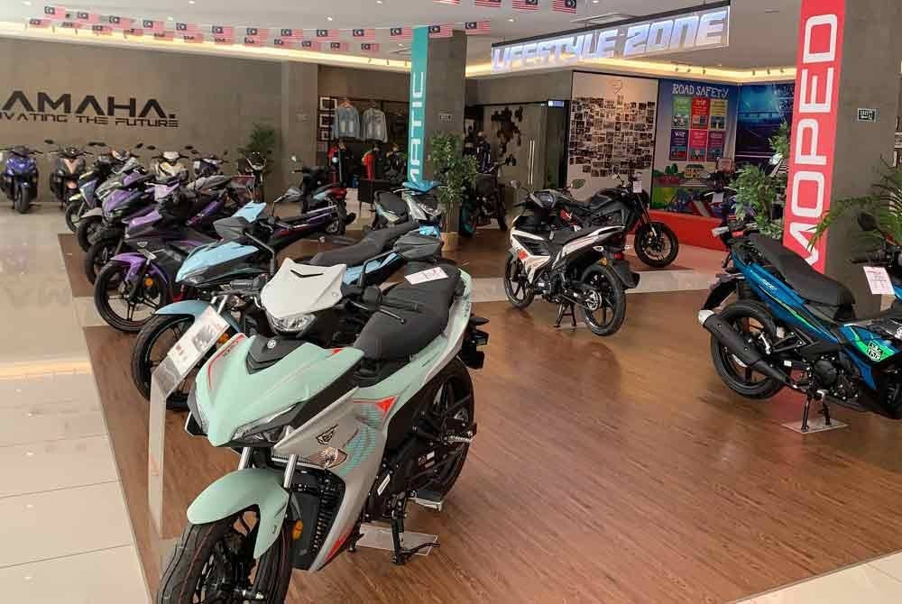 Ruangan pameran motosikal Yamaha.
