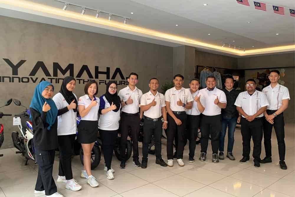 Helen (tiga dari kiri) bersama kakitangan GT- MAX Yamaha Lifestyle Zone, Sri Muda, Shah Alam.