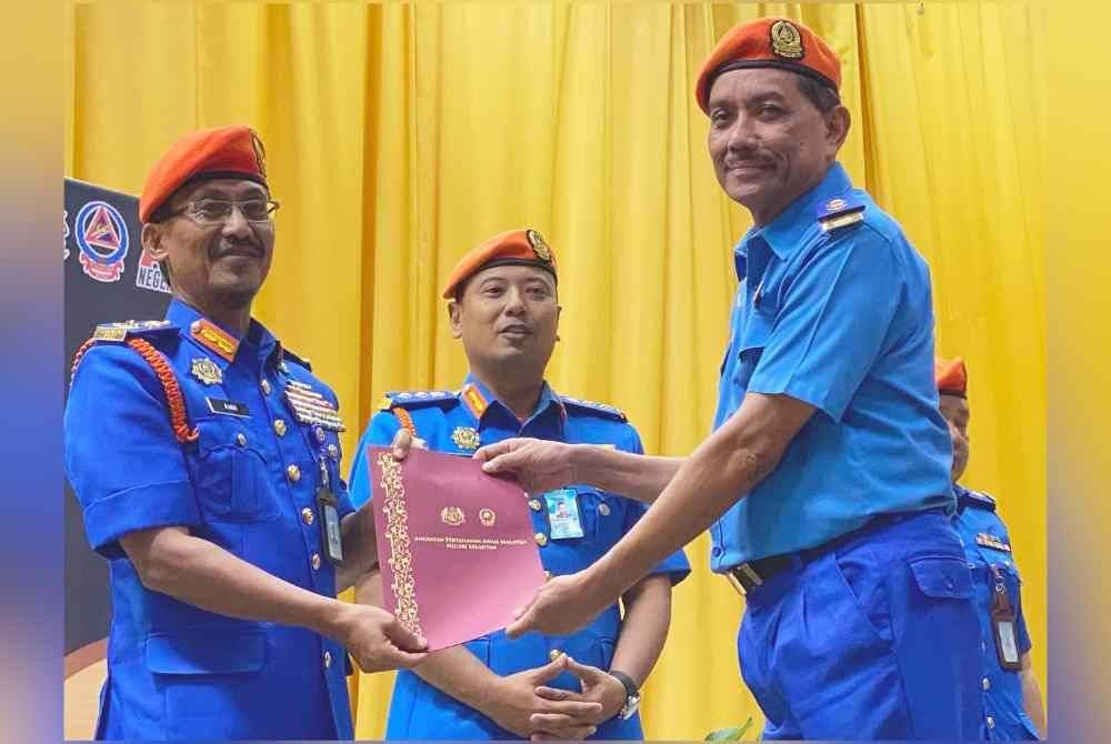 Aminurrahim (kiri) pada Majlis Apresiasi Pemakaian Pangkat dan Penganugerahan Reben Perkhidmatan Serta Kecemerlangan APM Negeri Kelantan di UiTM Cawangan Machang di Machang pada Isnin.