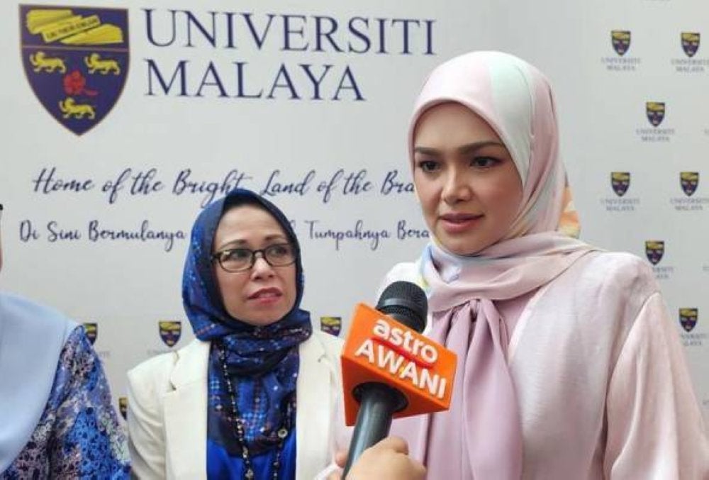 Siti Nurhaliza (kanan) ditemui di karnival pelajar Universiti Malaya kampus Cyberjaya pada Isnin. Foto Astro Awani