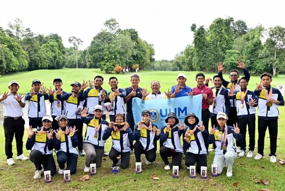 Mohd Foad (tujuh dari kanan) bersama pasukan golf UUM yang berjaya meraih lapan emas pada SUKIPT 2024.