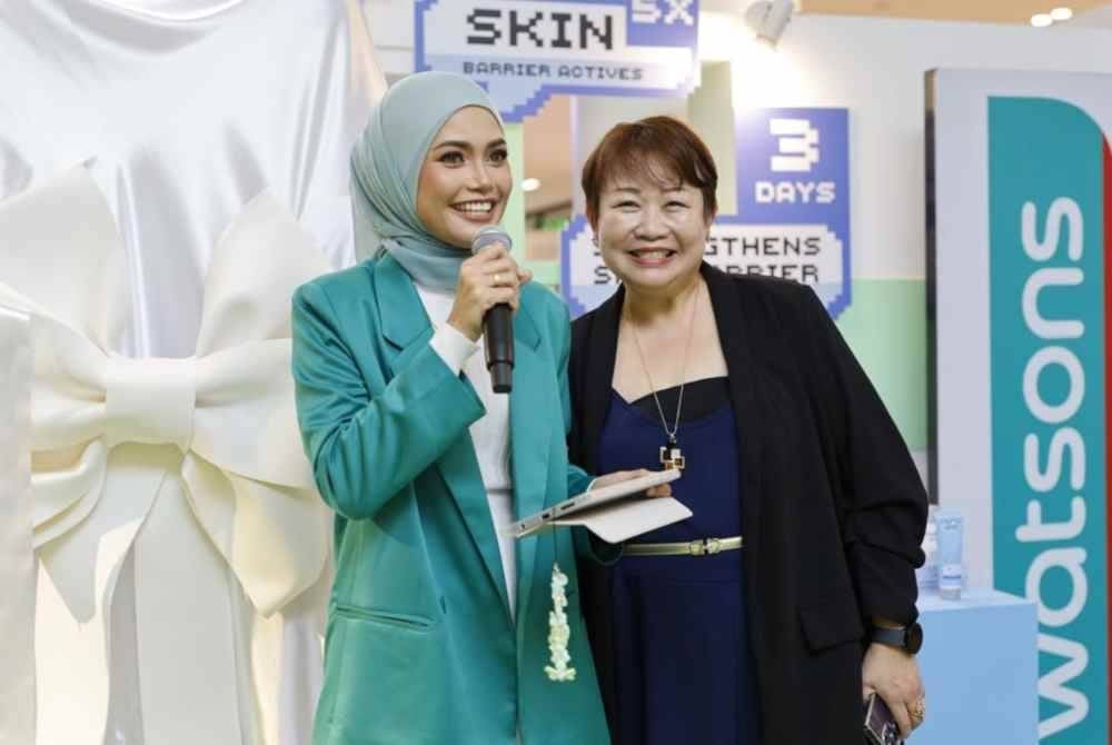 Dari kiri Nisa Kay sebagai pengacara program pelancaran produk baharu dan Winnie Pok (kanan).