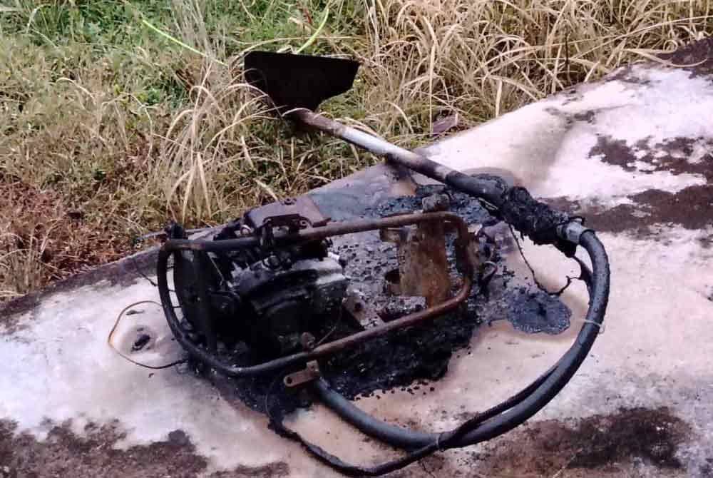 Keadaan mesin rumput yang terbakar hingga meragut nyawa seorang pesara TM di Jejawi, pada Ahad.