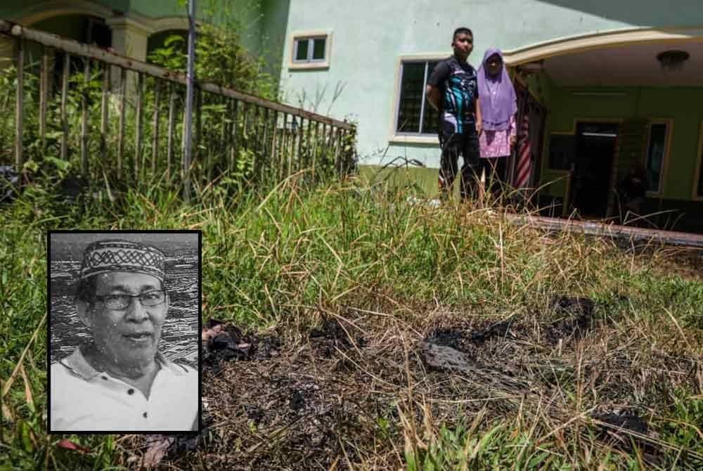 Ahli keluarga kepada mangsa melihat lokasi penemuan mayat Tunku Mahadzir (gambar kecil) rentung akibat disambar api mesin rumput di halaman rumahnya di Jejawi, di sini.