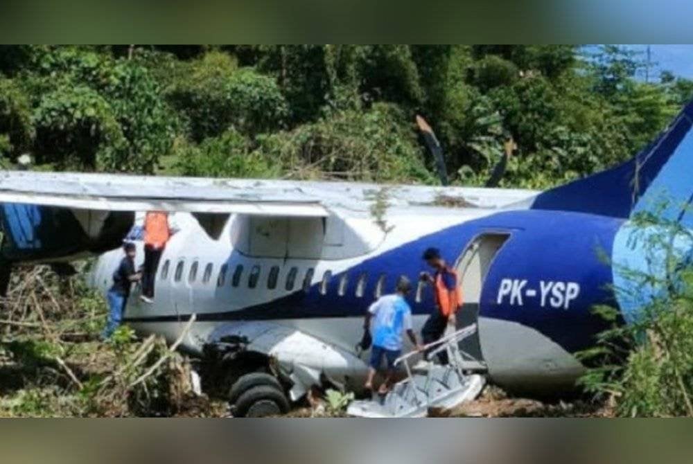 Sebuah pesawat ATR 42-500 milik Trigana Air tergelincir dari landasan di Lapangan Terbang Stevanus Rumbewas Serui di Pulau Yapei, Papua, pada Isnin.