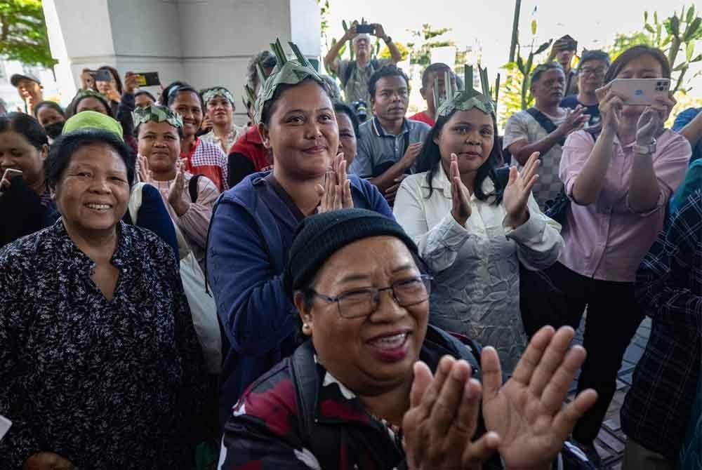 Masyarakat Orang Asli Ulu Geruntum meraikan keputusan mahkamah pada Isnin, di mana Mahkamah Tinggi memutuskan bahawa dua syarikat yang terlibat dalam projek pembinaan empangan hidroelektrik mini di Ulu Geruntum, Gopeng, perlu meninggalkan tanah adat mereka dengan segera. - Foto Bernama
