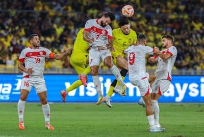Aksi pasukan Malaysia dan Lubnan merebut bola pada perlawanan akhir Pesta Bola Merdeka Kuala Lumpur 2024, Malaysia menentang Lubnan di Stadium Nasional Bukit Jalil malam ini. Foto Bernama