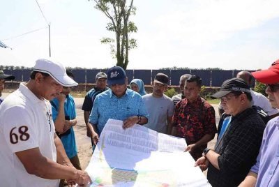 Reezal (tengah) bersama wakil agensi kerajaan ketika meninjau pelan mitigasi banjir di Bertam.
