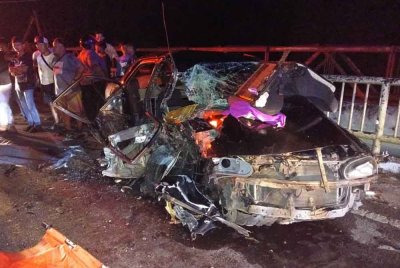 Keadaan kereta yang terlibat dalam kemalangan berkenaan. - Foto BBP Pontian