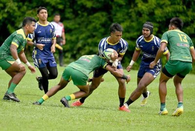 Aksi pemain UPM (jersi hijau) ketika bertemu skuad UiTM pada final ragbi lelaki 7s SUKIPT di Padang Ragbi UUM, pada Ahad. FOTO SUKIPT