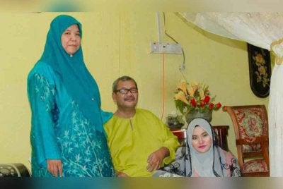 Gambar kenangan Salinah Adelinah bersama arwah ibu dan bapa angkatnya.