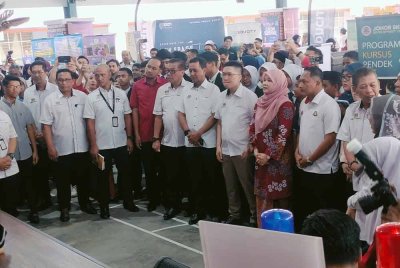 Fadhlina (tiga dari kanan) merasmikan Sambutan Hari TVET peringkat kebangsaan di Dewan SMK Seri Perdana Kluang pada Isnin.
