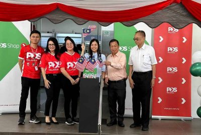 Nie Ching (tiga dari kanan) pada Majlis Pelancaran Pos Shop Pudu pada Isnin.