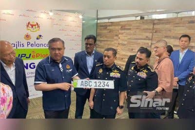 Anthony (dua dari kiri) menunjukkan rekaan JPJePlate selepas sidang akhbar pelancaran pada Isnin. FOTO SINAR HARIAN