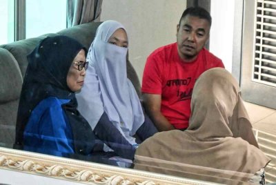Kalsom (kiri) ketika menziarahi pasangan suami isteri itu di kediaman mereka di Taman Kelemak Utama pada petang Sabtu.