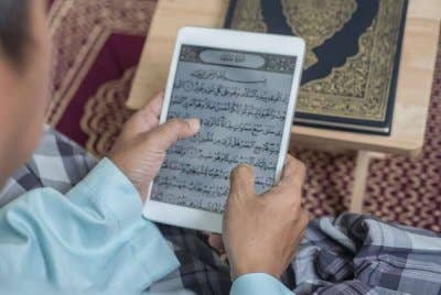 BUKAN semua keadaan atau tempat sesuai untuk kita membaca al-Quran atau memasang bacaan ayat al-Quran kerana ia merupakan kitab suci umat Islam terkandung bait-bait kalam ALLAH yang perlu dimuliakan. -Foto: Canva