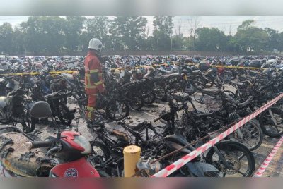 Anggota bomba melakukan penyiasatan di lokasi kebakaran. -Foto BBP Pasir Gudang