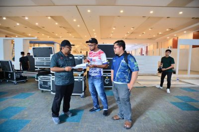  Zurihanmi (kiri) meninjau persiapan akhir sempena sambutan 100 tahun MAHA di MAEPS Serdang pada Jumaat.