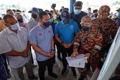 Onn Hafiz (dua kanan) diberi taklimat mengenai keadaan pencemaran bau kimia yang berlaku di sekitar Johor Bahru pada Isnin.