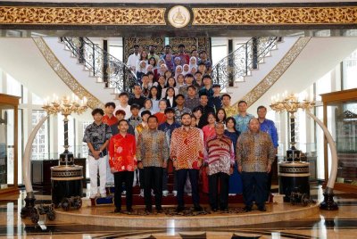 Tengku Amir (tengah) bergambar bersama pemenang pingat emas Sukma Sarawak 2024 sempena Majlis Santapan Tengah Hari Bersama Pegawai dan Pemenang Pingat Emas SUKMA XXl di Istana Alam Shah, pada Isnin.