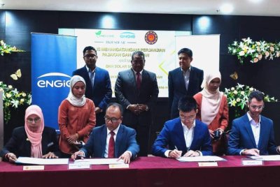 Isahak (duduk, dua kiri) menandatangani perjanjian antara PKNK dan BKH Solar Sdn Bhd bagi projek Pembangunan Loji Tenaga Solar Berskala Besar di Bukit Kayu Hitam.