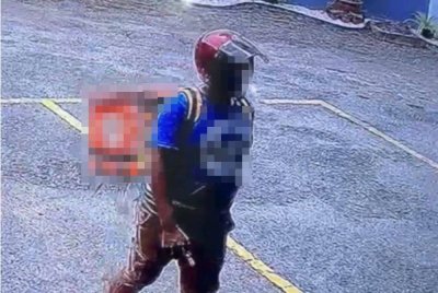 Perbuatan suspek yang menggalas beg p-hailing dan mengumpil serta mengambil wang RM3,000 dari tabung di lobi masjid itu, dirakam kamera litar tertutup pada 11.40 pagi semalam.