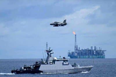 Kementerian Luar Negeri Malaysia mengambil maklum laporan baru-baru ini mengenai kehadiran sebuah kapal tentera laut asing berhampiran pelantar minyak luar pesisir di Malaysia. Gambar hiasan FB Markas Pemerintahan Armada Timur