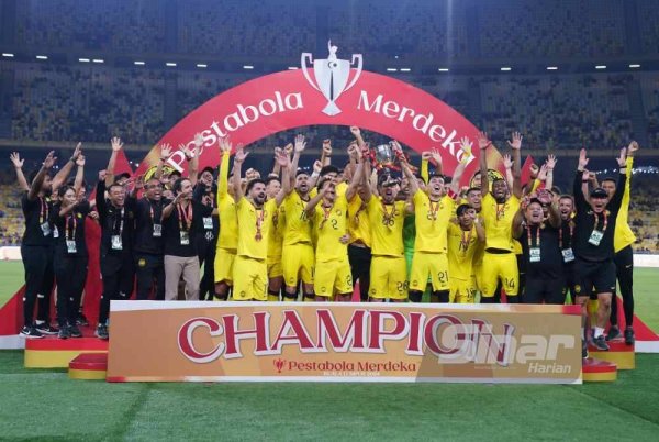 Pemain-pemain Harimau Malaya meraikan kejayaan menjuarai Pestabola Merdeka 2024, selepas menewaskan Lubnan dalam perlawanan akhir di Stadium Nasional Bukit Jalil pada Ahad. Foto SINAR HARIAN-MOHD HALIM ABDUL WAHID