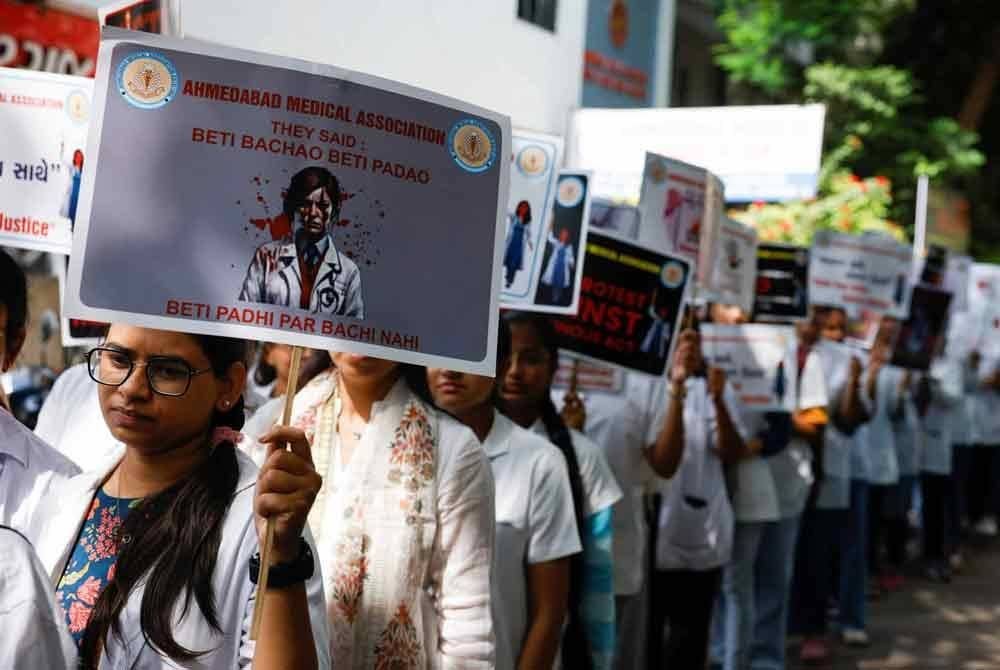 Doktor pelatih menyuarakan bantahan selepas kes rogol dan bunuh di Kolkata bulan lalu. - Agensi