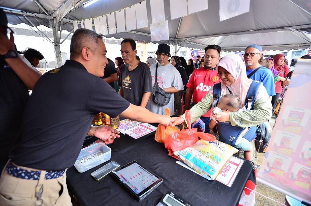 Mohd Sobri beramah mesra dengan pengunjung PJRM peringkat Kuala Lumpur anjuran KPDN KL yang diadakan di Flat Sri Penara, Cheras pada Khamis.