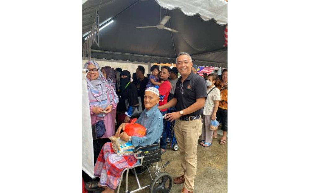 Mohd Sobri beramah mesra dengan pengunjung PJRM peringkat Kuala Lumpur anjuran KPDN KL yang diadakan di Flat Sri Penara, Cheras pada Khamis.