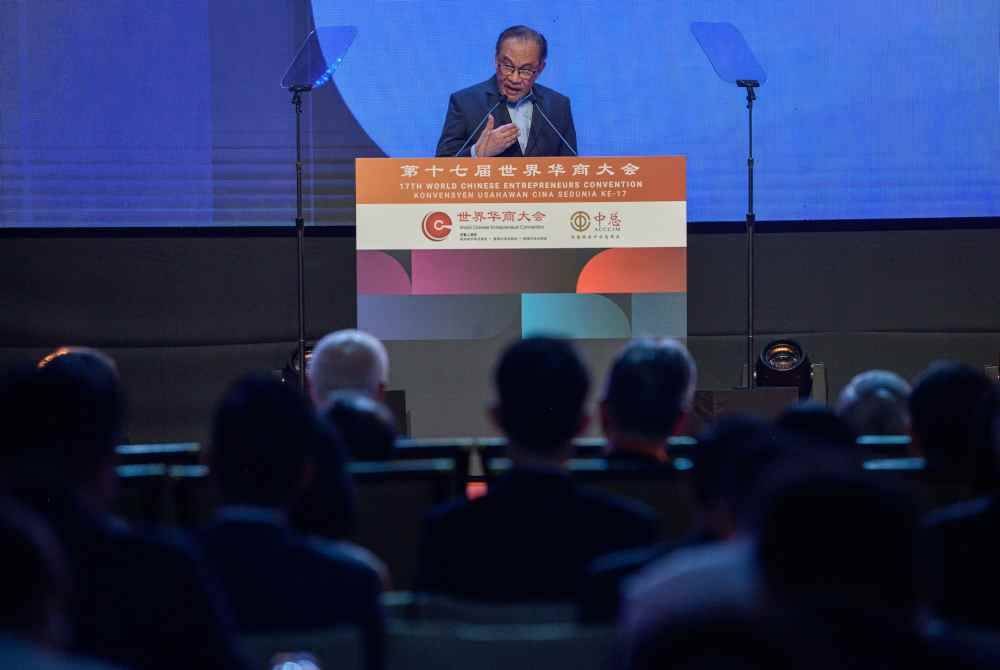 Anwar berucap pada Konvensyen Usahawan Cina Sedunia ke-17 di Pusat Konvensyen Kuala Lumpur (KLCC) pada Selasa. Foto Bernama