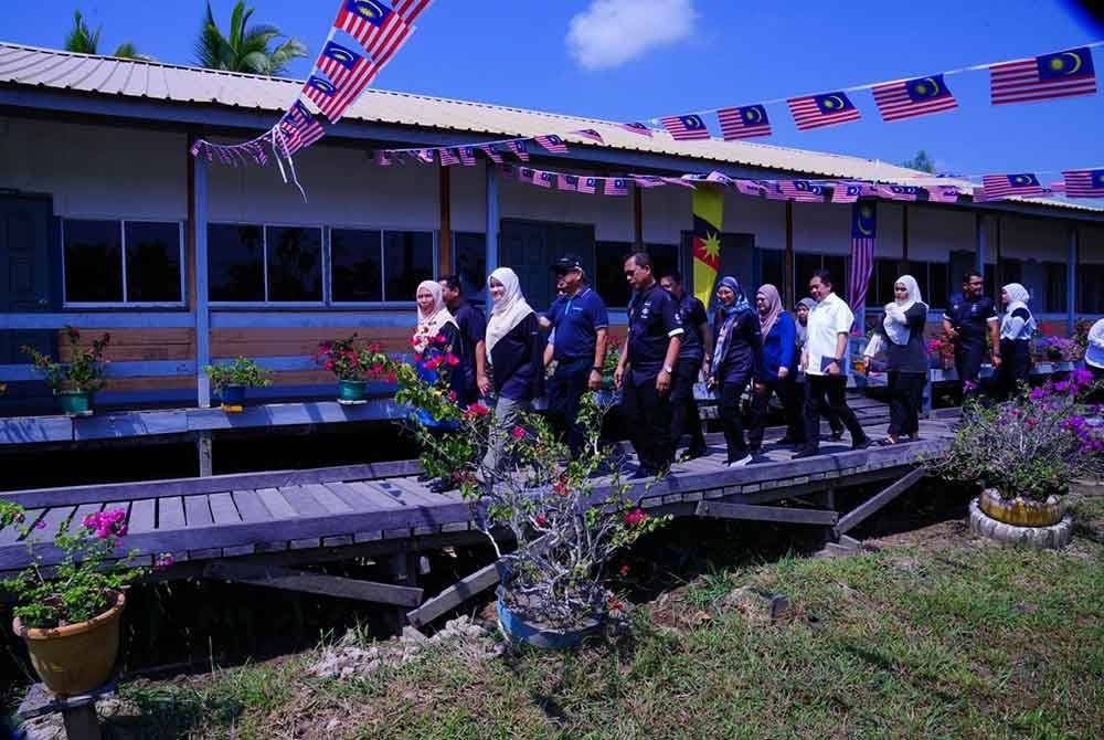 Rombongan Fadhlina meninjau keadaan infrastruktur SK Kg Pergau.