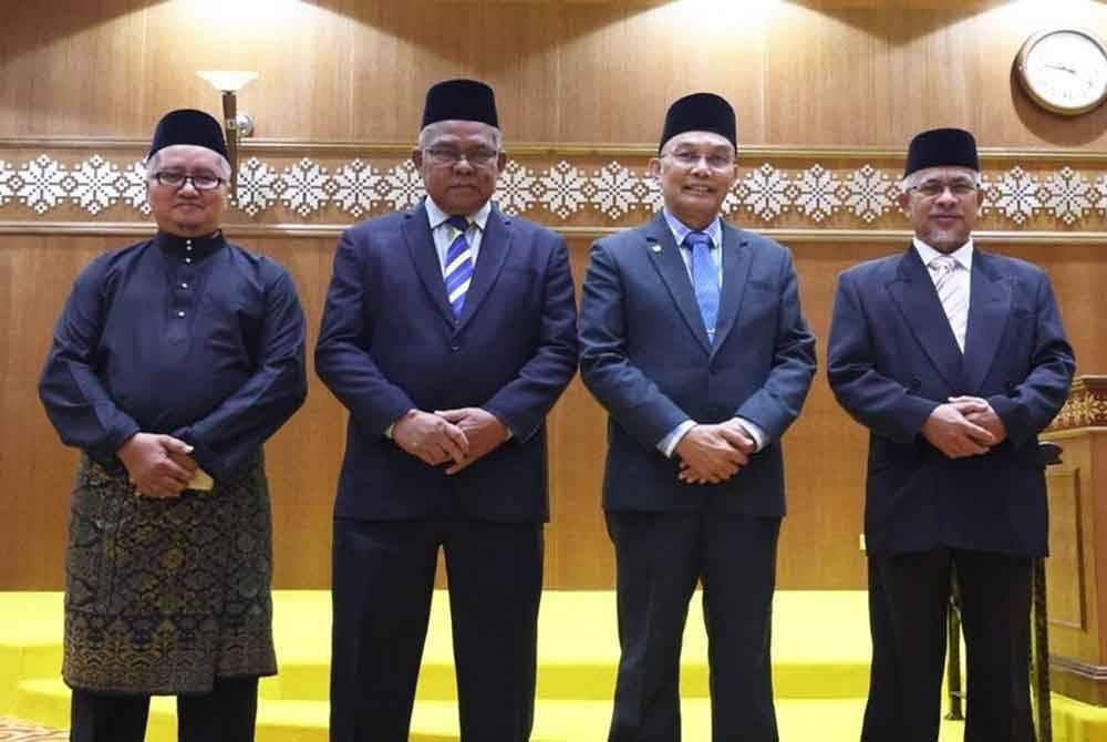 Rus'sele (dua dari kiri) bersama Baharuddin (kanan) dan Azahar (kiri) yang dilantik sebagai Ahli Dewan Negara di Kompleks DUN Perlis pada Selasa.