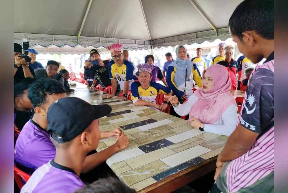 Fadhlina beramah mesra sambil menyelami permasalahan dihadapi pelajar SMK RPS Betau.