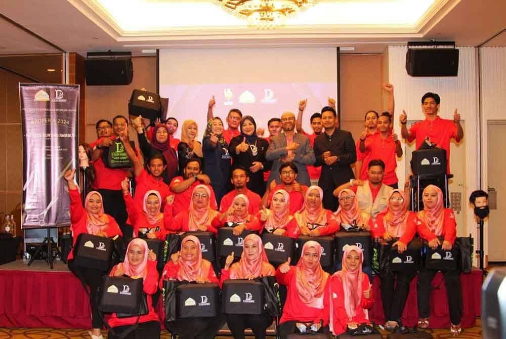 Seramai 30 peserta Proper A bagi kursus gunting rambut lelaki dan wanita menerima kit permulaan perniagaan bernilai RM5,000. Foto MAIPk