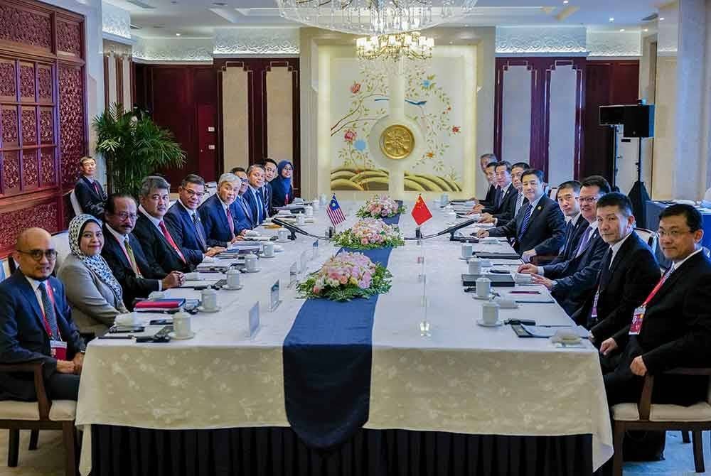 Ahmad Zahid (enam, kiri) bersama Wang Xiaohong (lima, kanan) ketika mengadakan pertemuan dua hala sempena Persidangan Forum Kerjasama Keselamatan Awam Global Lianyungang 2024 di Bandar Lianyungang, Wilayah Jiangsu, China. Foto Bernama