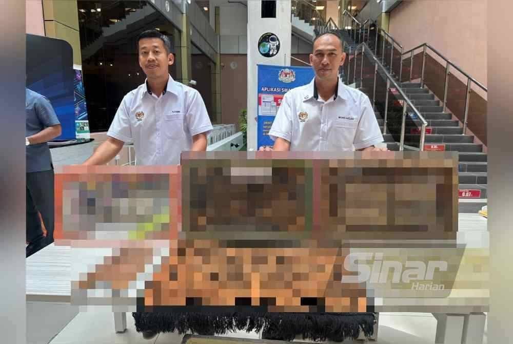 Kesilapan turut ditemukan pada ayat al-Quran di hiasan khat.