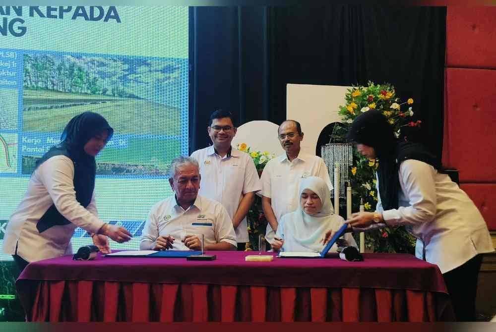 Akmal Nasrullah dan Razali menyaksikan majlis menandatangani dokumen penyerahan projek antara Timbalan Ketua.Pengarah (Sektor Bisnes) JPS, Ir Amiruddin Alaldin dan Setiausaha Bahagian Perancangan Ekonomi Negeri Pahang, Tengku Datuk Nor Asmaliza Ku Lah sempena Majlis Penyerahan Projek Persekutuan kepada Kerajaan Negeri Pahang di sebuah hotel di sini pada Selasa.