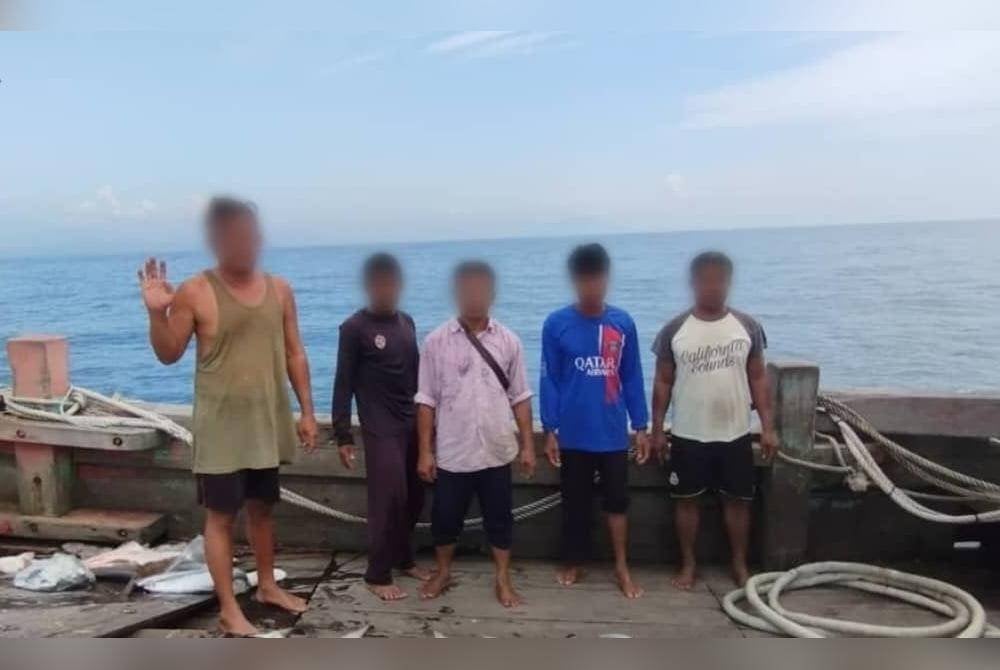 Maritim Malaysia Zon Maritim Kemaman menahan sebuah vesel nelayan tempatan. Foto Maritim Terengganu