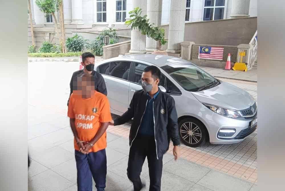 Seorang warga Bangladesh dibawa ke Mahkamah Majistret Putrajaya bagi permohonan tahanan reman kerana dipercayai terlibat merasuah penguat kuasa untuk membawa masuk kumpulan warga asing ke negara ini menerusi 'counter setting' di KLIA.