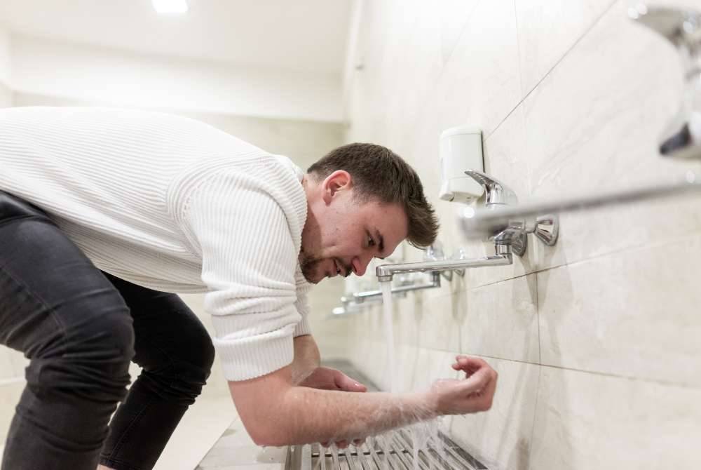 BERWUDUK tanpa berpakaian dihukumkan sebagai makruh, tetapi wuduknya tetap sah. Sementara itu, berwuduk dengan hanya bertuala mandi juga tetap dikira sah. -Foto: Canva