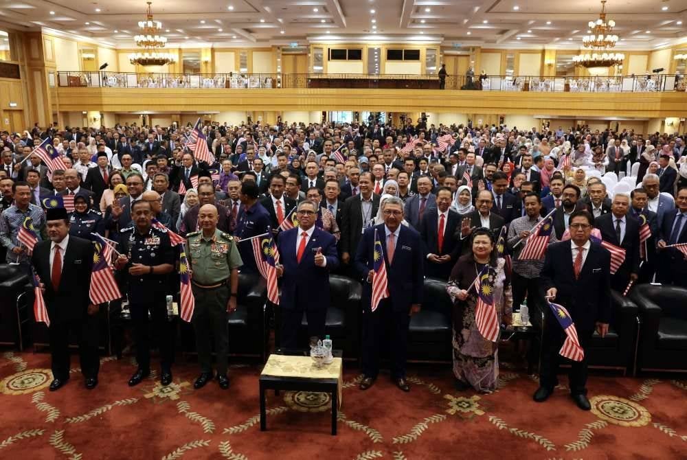 Shamsul Azri (tengah) bergambar kenangan bersama penjawat awam pada Majlis Aspirasi Kepimpinan Ketua Setiausaha Negara Tahun 2024 di Puspanitapuri hari ini. Foto Bernama