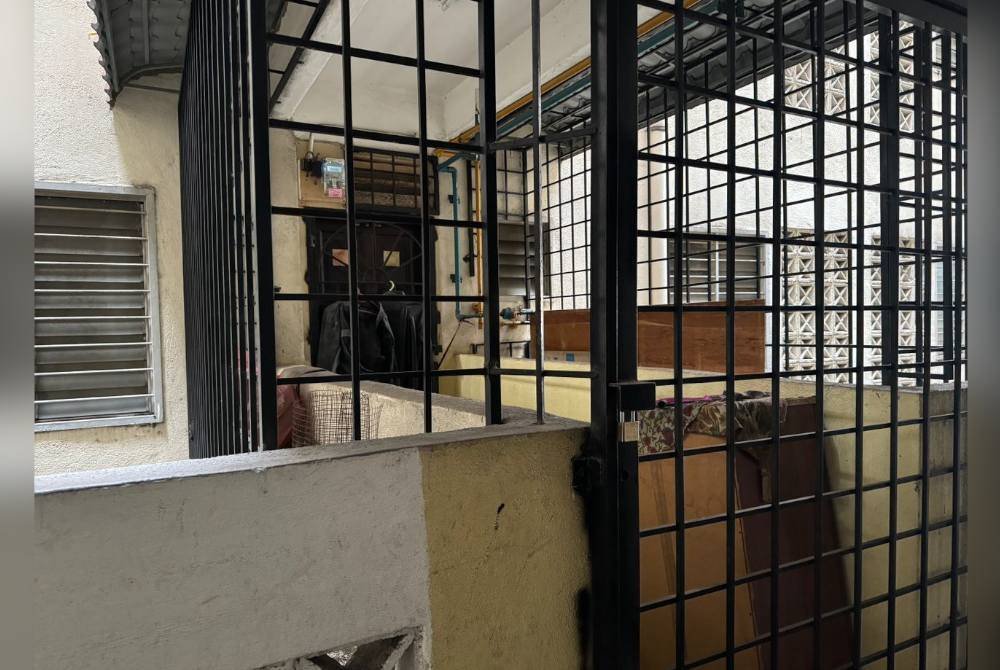 Keadaan rumah seorang lelaki warga emas yang meninggal dunia dan ditemui hanya tinggal rangka, di sebuah pangsapuri di Kepong, pada Khamis lalu.