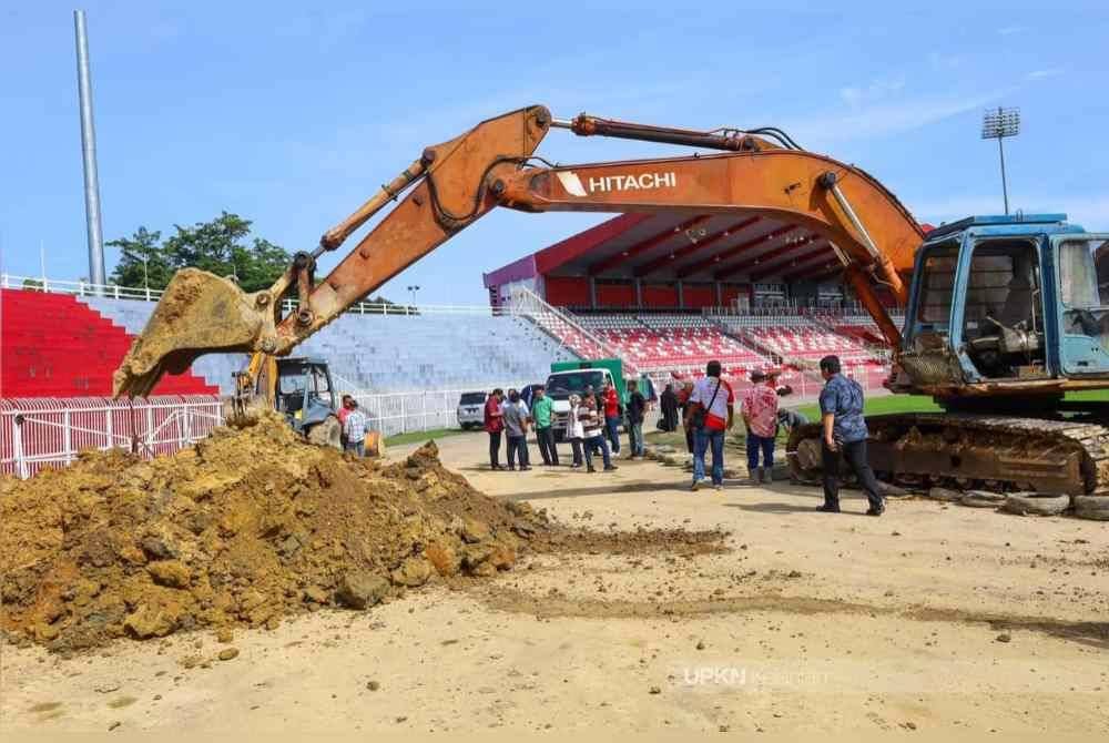 Kerja-kerja menambah baik sistem perparitan SSMIV dilaksanakan menggunakan jentera berat. Foto ihsan UPKN