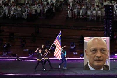 Jalur Gemilang berkibar megah pada majlis penutup rasmi Sukan Paralimpik Paris 2024 di Stadium Stade de France. Foto: Bernama. Gambar Kecil: Pekan Ramli 